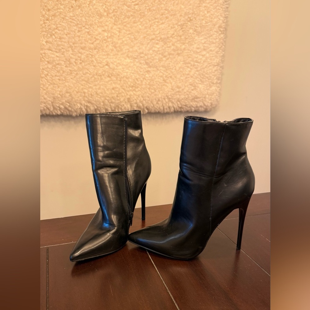 Delphyne Black Boots